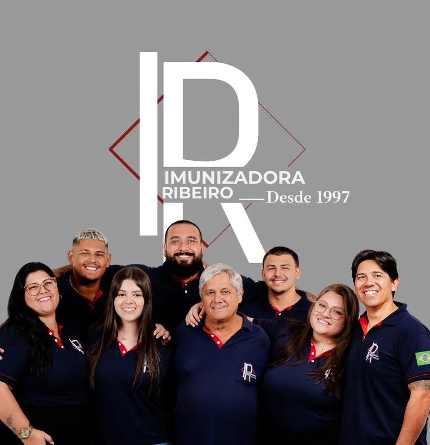 Equipe da Imunizadora Ribeiro com o logotipo da empresa