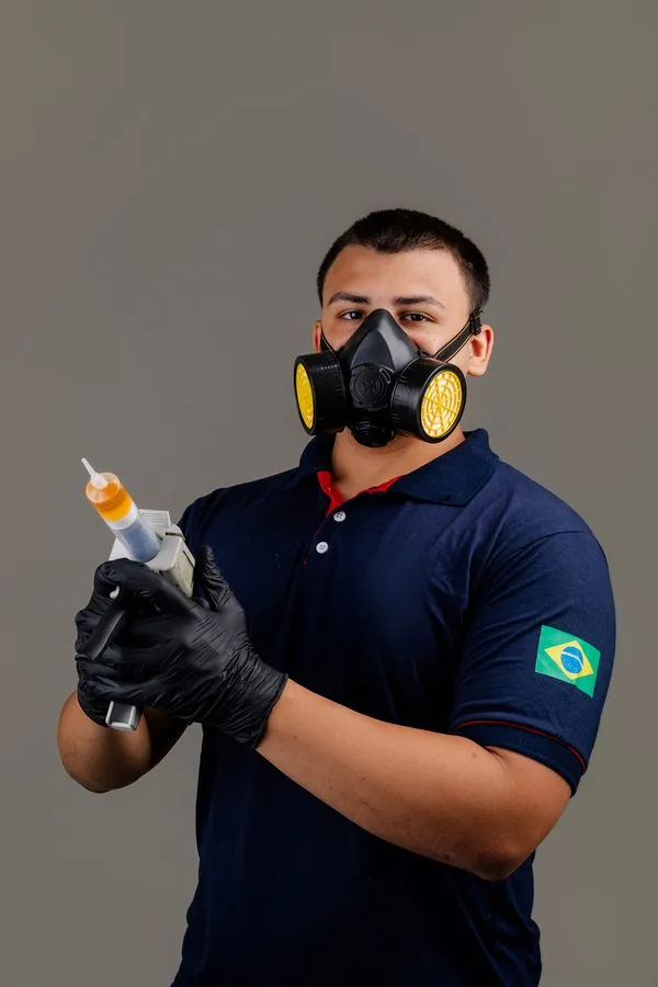 Técnico com aplicador de gel inseticida