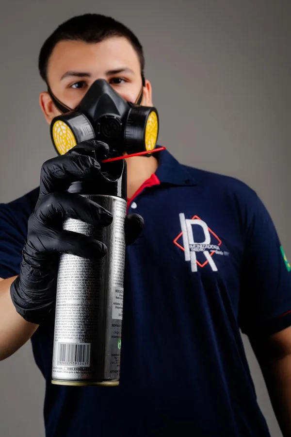 Técnico com aplicador de dedetização em spray