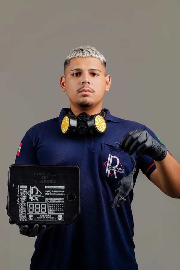 Técnico com porta-isca para roedores