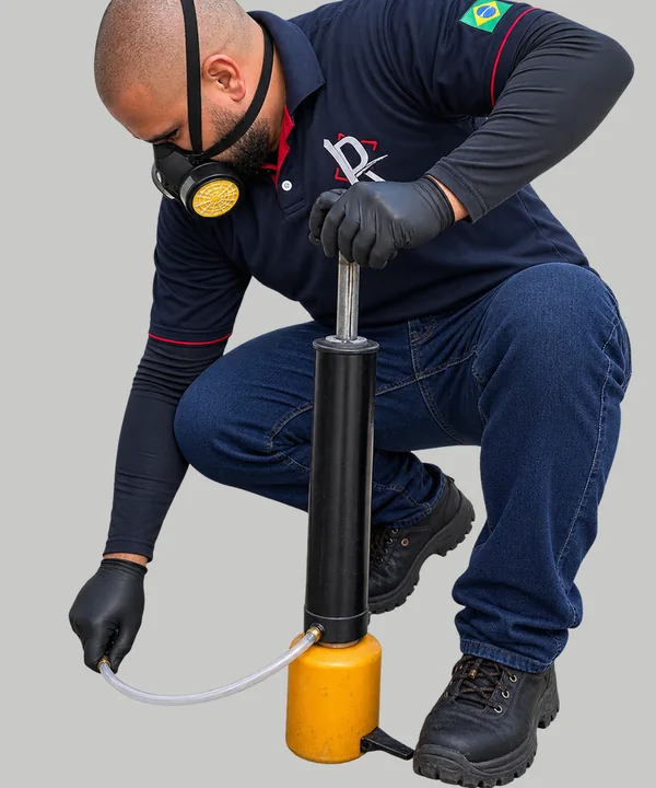 Técnico da Imunizadora Ribeiro aplicando produto contra aranhas Técnico da Imunizadora Ribeiro aplicando produto contra aranhas