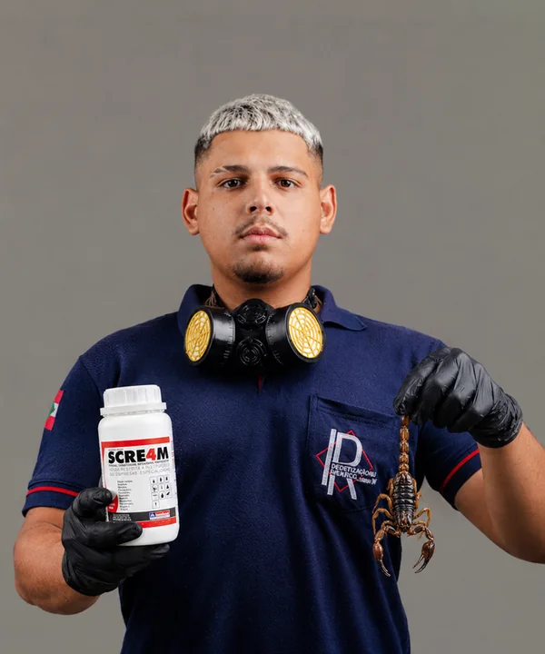 Técnico da Imunizadora Ribeiro com produto e escorpião