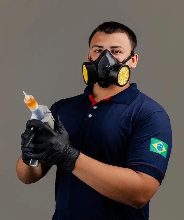 Técnico da Imunizadora Ribeiro com aplicador de gel Técnico da Imunizadora Ribeiro com aplicador de gel