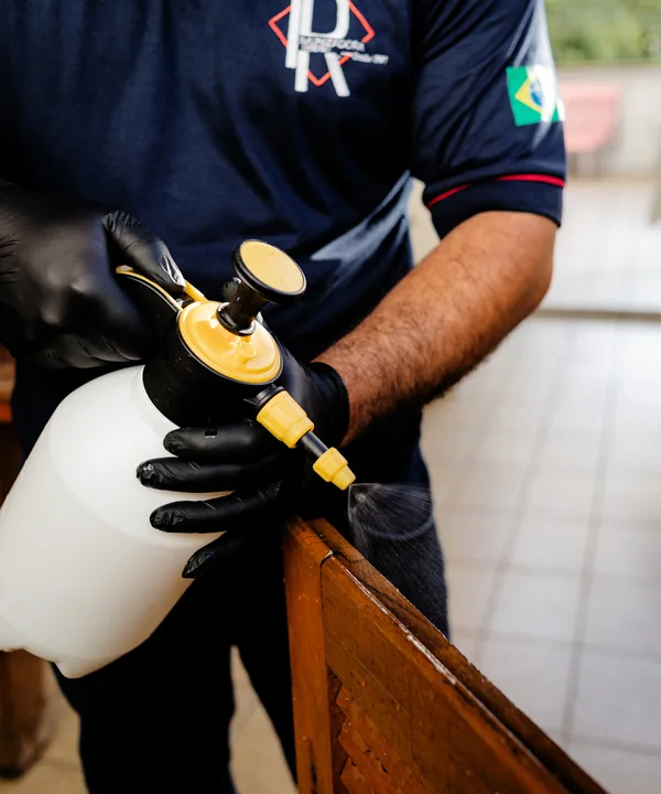 Técnico da Imunizadora Ribeiro aplicando produto contra cupins Técnico da Imunizadora Ribeiro aplicando produto contra cupins