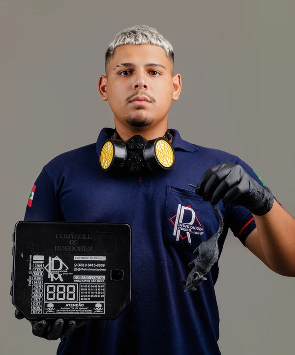 Técnico da Imunizadora Ribeiro com caixa porta-isca para controle de roedores