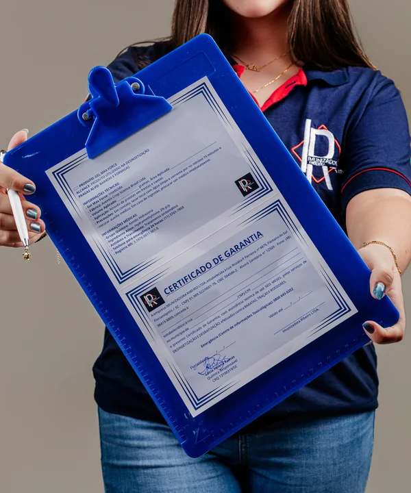 Prancheta com o certificado de garantia do serviço